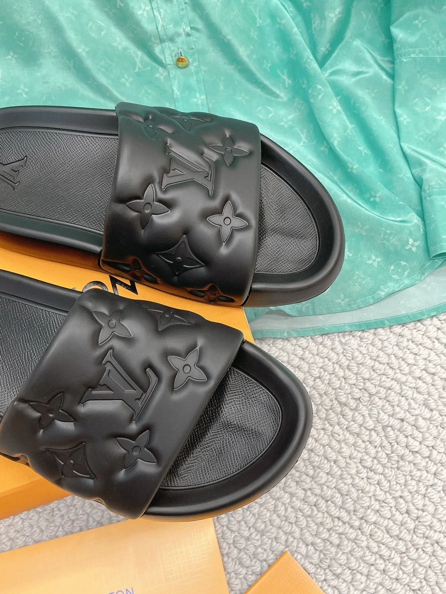 Factory price: 260💰【𝐋𝐕 Slippers】▪️Shoe size: Men's 38-45 ▪️Packaging: Counter top quality~original packaging 𝟐𝟎𝟐3 Louis Vuitton counter's new embossed slippers, L's monogram embossed slippers, Waterfront sandals are back, the upper buckle is embossed with LV's iconic Monogram pattern. Made of waterproof rubber with a comfortable and resilient insole. The lightweight, flexible outsole is embossed with the Louis Vuitton logo. ▪️Fabric: Original molded rubber foam surface ▪️Technology: embossed logo ▪️Sole: Original molded rubber foam outsole ▪️Sole thickness: 3CM.